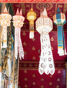 寺庙在泰国北部的教堂上挂着竹子和纸的泰国传统灯笼为好运而祝大家文化美丽的图片