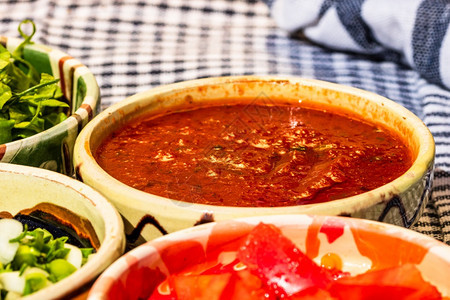 乡村意大利面食谱土制番茄酱紧贴传统生菜碗图片