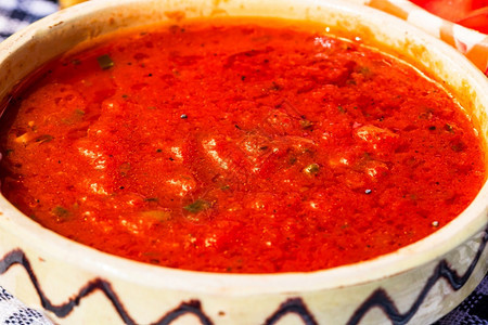 传统的盘子素食主义者土制番茄酱紧贴传统生菜碗图片
