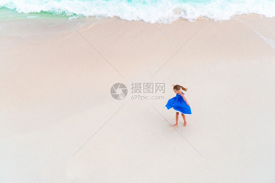 可爱小女孩在海滩度假图片