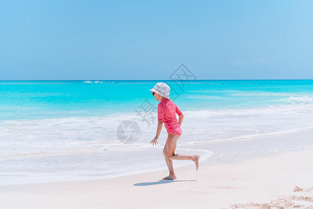 可爱小女孩在海边奔跑图片