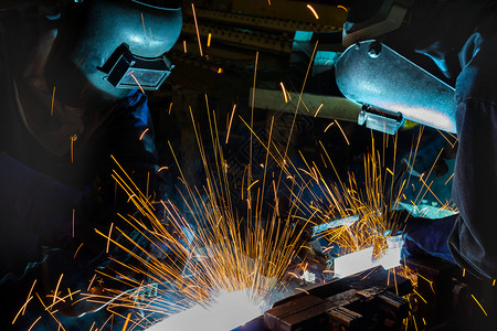 工人在厂中焊接钢件部分工业的匠金属图片