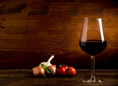 照片美味的红酒杯木制桌上有新鲜成分瓶子墙纸图片