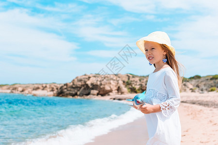 在海滩玩耍的女孩图片