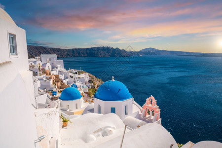 希腊语吸引力圣托里尼岛奥亚镇城市景色希腊日落时全景浪漫的图片