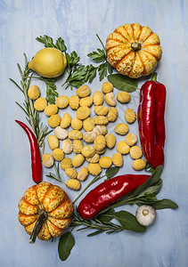饮食制造蓝木本底最美的南瓜胡椒柠檬草大蒜和南瓜格诺奇壁球图片