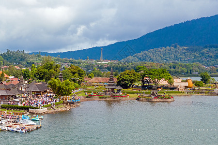 建筑学印度尼西亚巴厘岛Beratan湖UlunDanu寺庙空中蓝色的自然图片