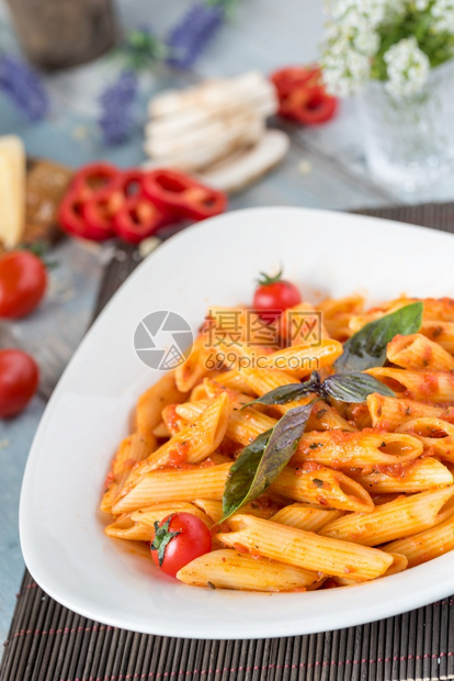 香菜文化意大利语番茄酱加鸡肉西红柿装饰和煎饼图片