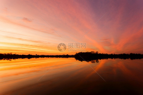 风景轮廓夏天美丽的空与云彩背景天空与云彩气自然蓝色天与云彩和太阳在日出图片