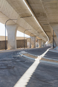 安全桥重建中道路的支离破碎通道超过图片