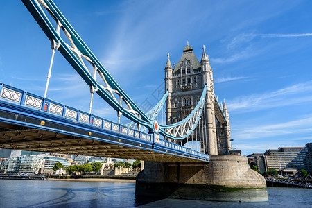 结石纪念碑著名的塔桥在泰晤士河上空的景象伦敦英国和历史图片