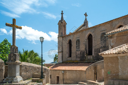 西班牙语十字与教堂和蓝天石十字欧洲的空图片