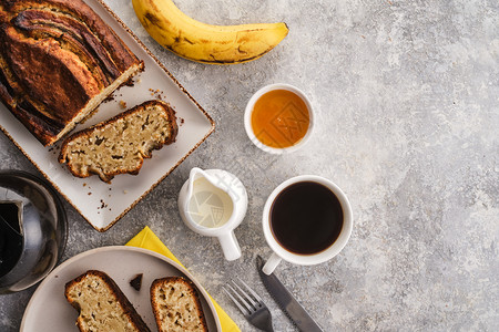 香蕉面包新鲜烘烤自制香蕉派上面有蜂蜜和黄油背景浅灰色饮食馅饼最佳图片