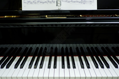 钢琴家特制的老旧钢琴音乐器盛大合成图片