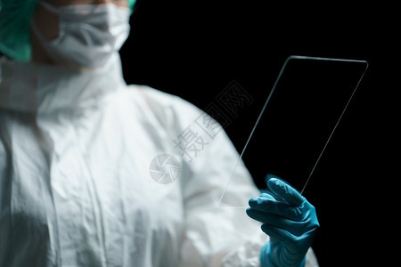 科学医生手握透明平板显示屏幕中的空医院保持图片