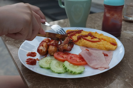 早餐和培根煎蛋卷香肠美食煮熟的晚餐图片