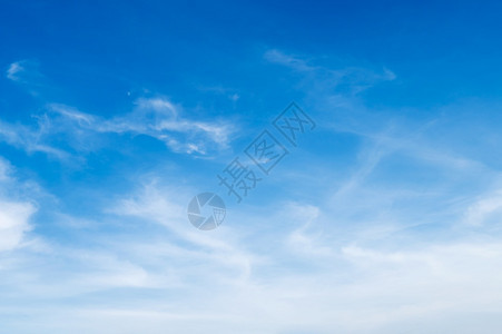 天气田园诗般的蓝色天空有白云纯度图片