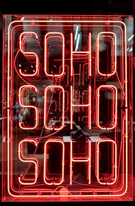 夜晚伦敦的红尼翁索霍信号窗户店铺图片