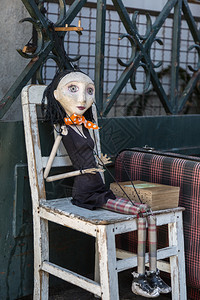 累死了白色的玩具娃椅子上的木制破旧女人偶图片