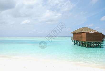 马尔代夫岛拥有水利别墅的美丽海滩夏天空假期图片