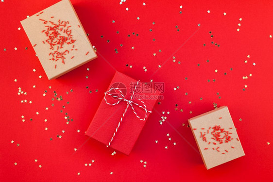 木制的新年或圣诞礼物包裹的丝带平板最顶端观景2019年庆祝圣诞节2019年庆祝手工制作礼品盒红纸金色火花用于贺卡文本设计的背景模图片
