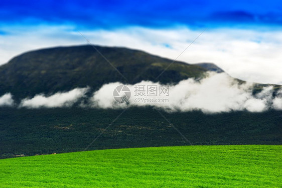 挪威夏季草地有山丘貌背景hd挪威夏季草地有山背景云户外夏天图片