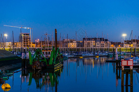 港口水布兰肯贝赫Blankenberge码头夜间装满了船只比利时一个受欢迎的城镇市建筑Blankenberge码头图片