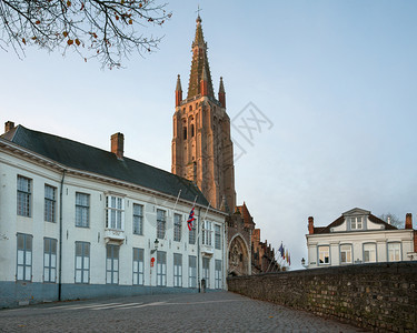 路德维希通往比利时布鲁日历史名城圣母教堂的街道文化欧洲图片
