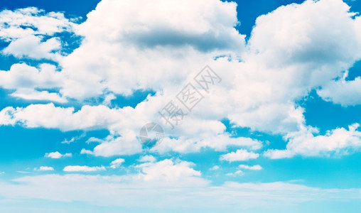清除美丽的云彩阳光明媚的天有蓝色空形成图片