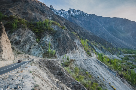 自然狭窄的喜马拉雅山巴基斯坦卡拉科鲁姆公路图片