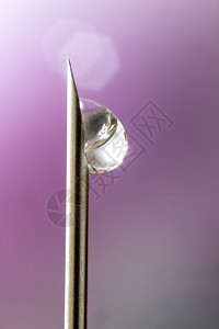 医院金属保护注射用一滴液体的医用针头宏观照片图片