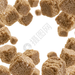 自然桩oopicapi棕甘蔗糖在白色背景上飘浮褐甘蔗糖在白色背景上飘浮图片