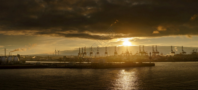 日落时汉堡港的全景航海进口天空图片