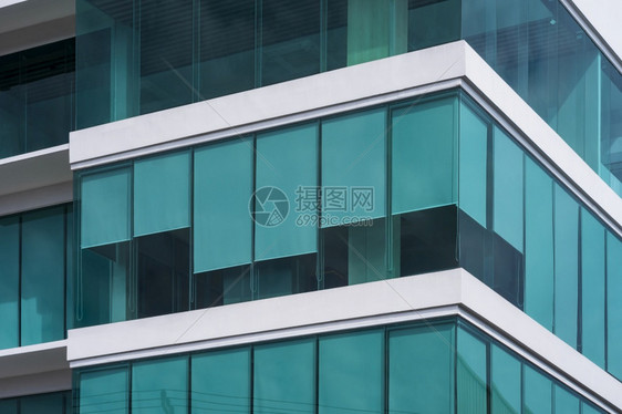 阳光现代玻璃办公大楼内蓝滚百叶窗的低角度视图绳索结构体图片