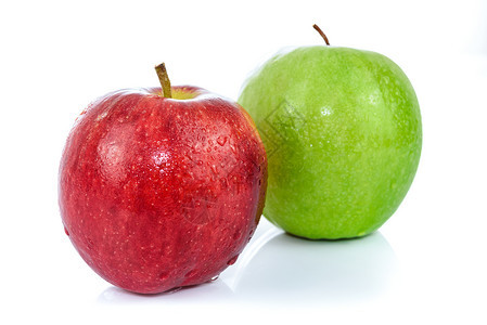 成熟两个红色和绿的新鲜苹果有水滴在白色背景上被隔离有机的卫生保健图片