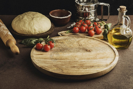 木板和西红柿比萨面团高角食物美味的图片
