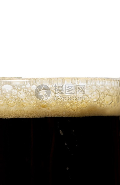 沙龙泡沫啤酒气的宏观镜头一些滴落在玻璃外面的酒精图片