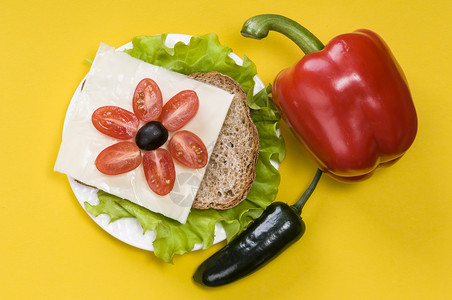 在黄色背景的白盘子上加蔬菜的三文治明面包食物黑麦背景图片
