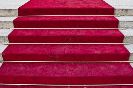 美丽的红地毯往旧台阶前走名声使成为照片图片