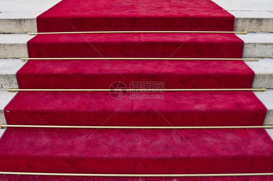 美丽的红地毯往旧台阶前走名声使成为照片图片