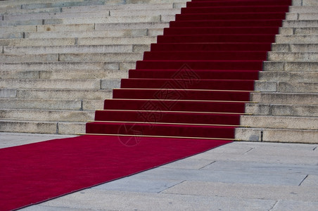 红色的入口美丽红地毯往旧台阶前走老的图片