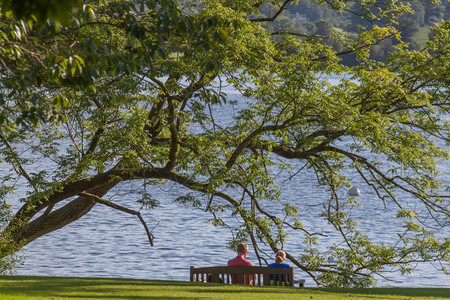 安布赛德一对夫妇坐在康布里亚安利塞德的Windremere湖观望板上人们美丽的图片