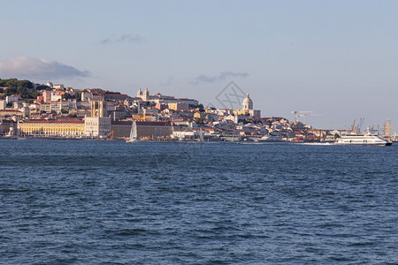 渡船城市景观建造夏日从水中看到Tejo河的里斯本具有历史意义的滨水面图片
