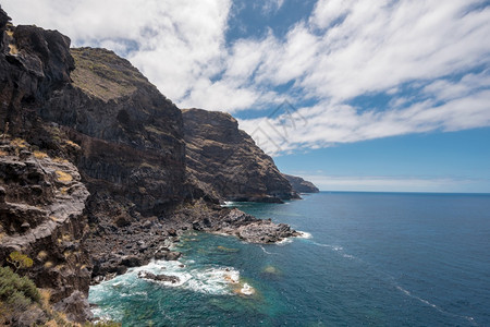 风景西班牙加那利群岛拉帕尔马蒂哈费火山海岸线和悬崖假期海滨图片