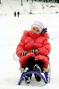 坐在红色羽毛床上的雪橇漂亮女孩冷静白种人生活图片