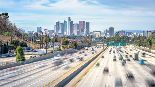 美国现代的忙碌日落时分洛杉矶市高速公路交通图片