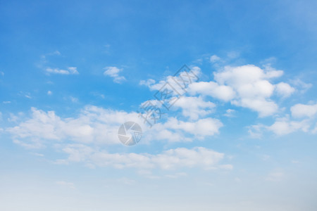 闪亮的有白云地貌背景的蓝色天空自然多云的图片