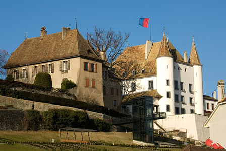 在靠近瑞士洛桑的一条公路旁建造座硬墙式的城堡建筑旗帜学天空图片