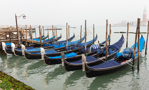意大利语泻湖Gondola停在意大利威尼斯码头马可图片