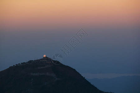 泰国天空蓝色的带有橙光观测山图片